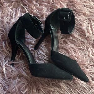 Black heel shoes